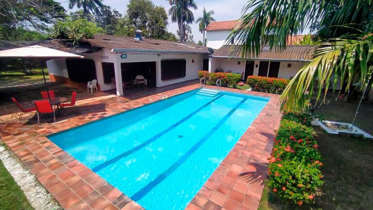 Casa con piscina en Ricaurte y lote amplio de 2.000 m² | 8 habitaciones