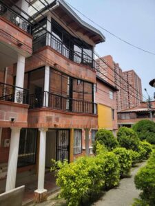 Vendo casa de tres pisos en unidad cerrada en niquia a dos cuadras del centro comercial puerta del norte. Medellin